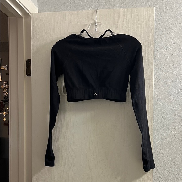 Black Long-Sleeve Cropped V-Neck Athletic Top - Picture 3 of 3